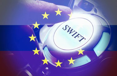 İnsan eli, Rus yaptırımları kavramı olan Avrupa Bayrağı ile Swift tuşuna basıyor. .