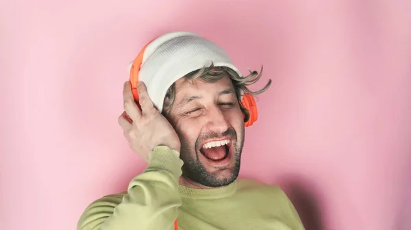 Young Handsome Man Wearing Headphones Listening His Favourite Song Dancing — Φωτογραφία Αρχείου