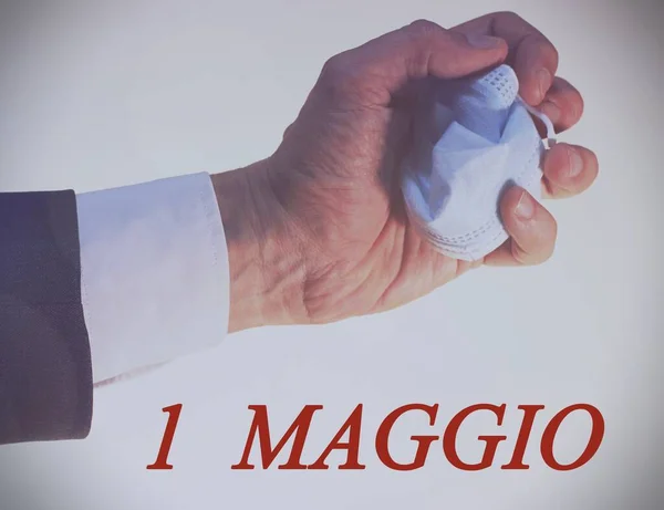 Κοντινό Πλάνο Ενός Χεριού Πετώντας Μια Χειρουργική Μάσκα Κείμενο Maggio — Φωτογραφία Αρχείου