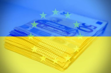 Arka plan olarak Ukrayna ve Avrupa Bayrağı 'nın yer aldığı avro banknotları, Avrupa' dan Ukrayna 'ya savaş karşıtı silahlar için maddi yardım kavramı.