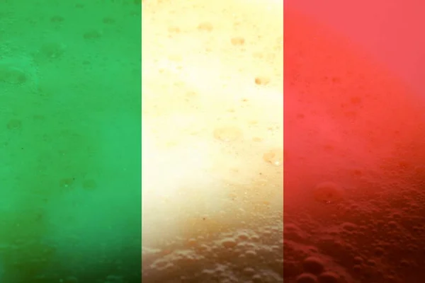 イタリアのイタリアコーヒーの背景概念としてカプチーノ泡とイタリアの旗 — ストック写真