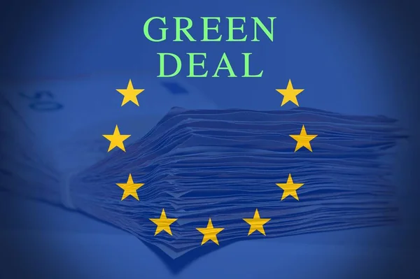 Пачка Пятидесяти Евро Столе Европейским Флагом Текстом Зеленая Сделка — стоковое фото