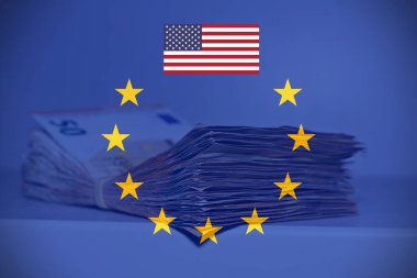 Avrupa Bayrağı ve Amerikan Bayrağı ile masaya 50 avroluk yığın, Avrupa ve Amerika Birleşik Devletleri arasındaki mali ilişki kavramı