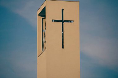 Modern bir kilisenin çarmıhlı çanı.