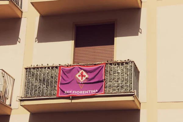 May 7Th 2022 Florence Italy Shot Fiorentina Flag Hanging Balcony — Stok fotoğraf