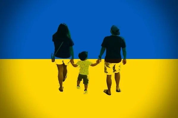 Силует Родини Українським Прапором — стокове фото