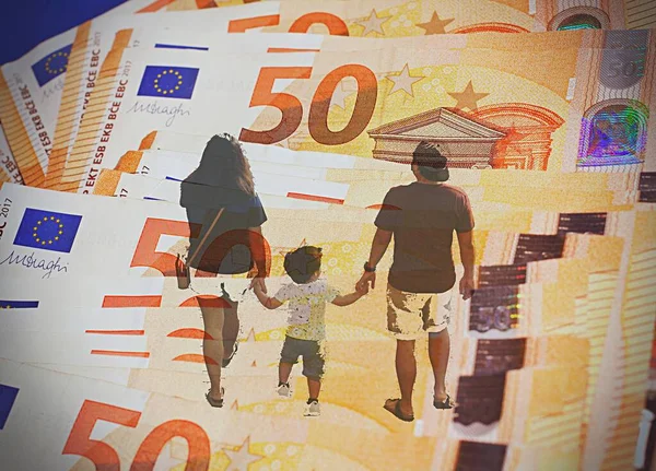 Família Com Notas Como Fundo Conceito Ajuda Financeira — Fotografia de Stock