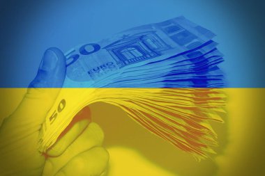 Arka planda Ukrayna bayrağı bulunan Avrupa banknotları. Avrupa 'dan maddi yardım kavramı.