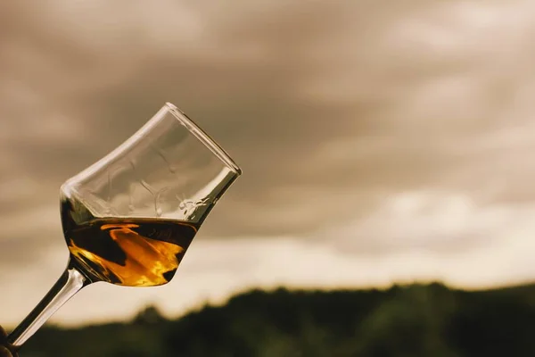 Glas Süßer Wein Mit Toskanischem Weingut Als Hintergrund — Stockfoto