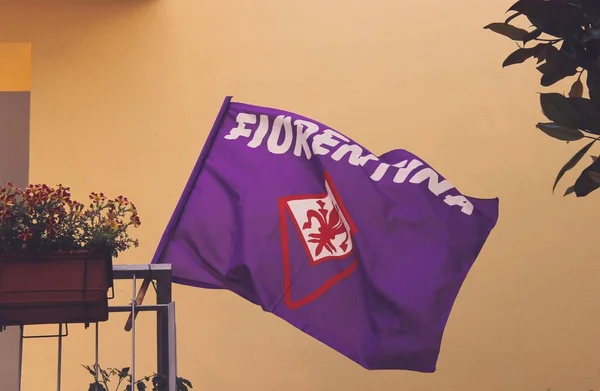 May 7Th 2022 Florence Italy Shot Fiorentina Flag Hanging Balcony — Stok fotoğraf