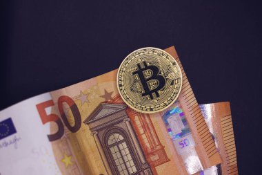 Kripto para kavramına sahip 50 avroluk banknotlarla Bitcoin.