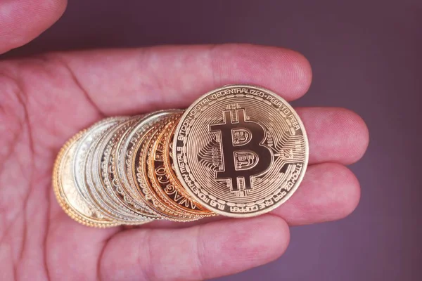 Bitcoin tutan yaşlı bir adamın eli. .