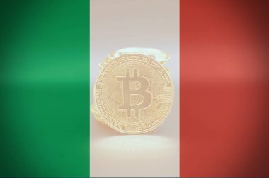 Arka planda yığılı Bitcoin altın sikkesi. Sanal kripto para birimi kavramı.