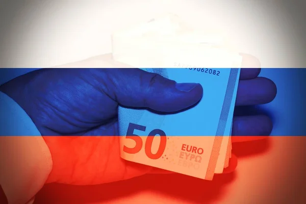 Zakenman Hand Terwijl Het Overhandigen Van Geld Met Russische Vlag — Stockfoto