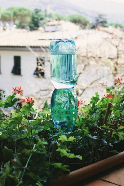 Botol Plastik Untuk Menyiram Bunga Balkon Sebagai Sistem Irigasi — Stok Foto
