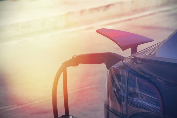 Съемка автомобиля на зарядной станции, концепция электромобиля.