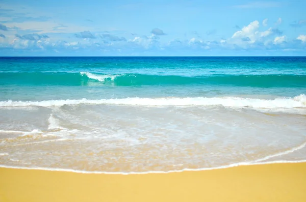 Beach and tropical sea with blue sky — Stock Photo, Image