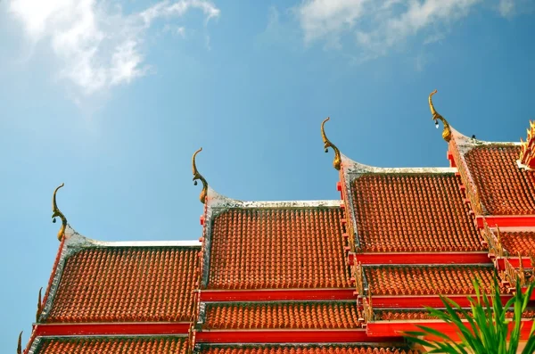 El techo del templo con el cielo azul — Foto de Stock