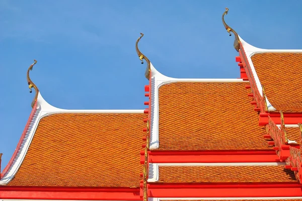 El techo del templo con el cielo azul — Foto de Stock