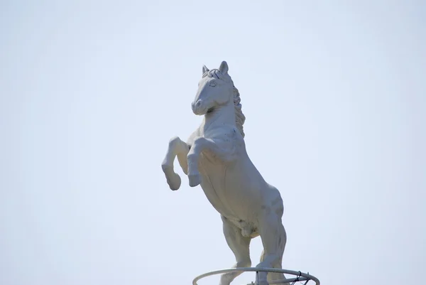 Bílý kůň socha — Stock fotografie