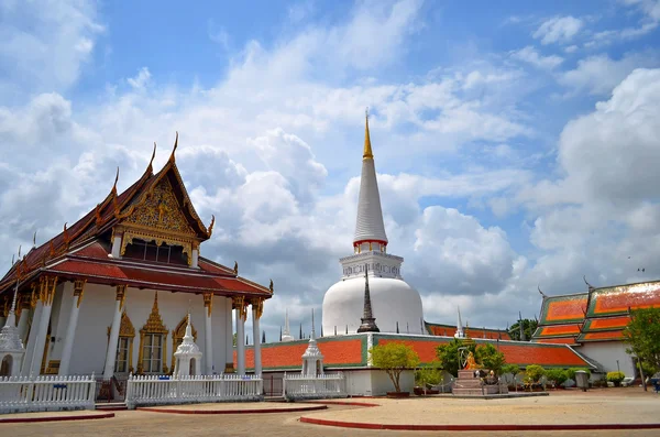 Templo con cielo azul y nube en Tailandia — Foto de Stock