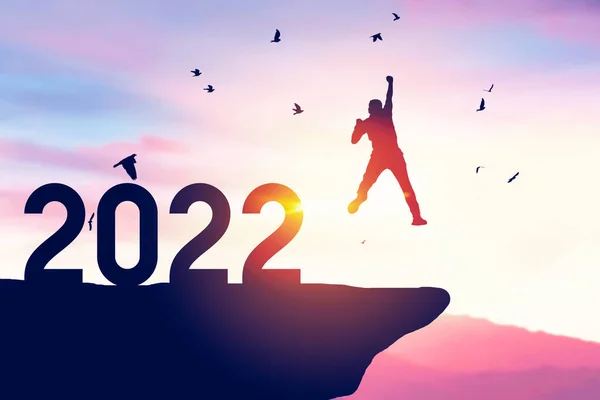 Человек Прыгает Закате Неба Птицами Летящими Вершине Горы Число 2022 — стоковое фото