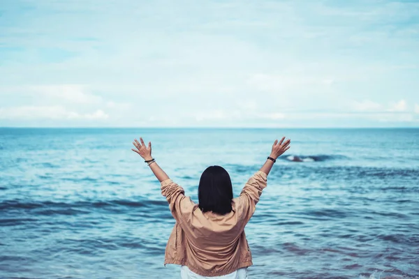 Glückliche Frau Hebt Die Hand Tropischen Strand Mit Blauem Himmel — Stockfoto