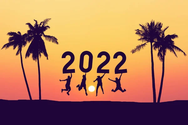 Des Amis Silhouette Sautant Tenant Numéro 2022 Sur Ciel Couchant — Photo