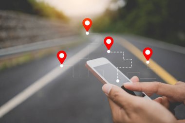 Sokak arkaplanında navigasyon noktası olan akıllı telefon kullanan bir adam. Teknoloji, internet ve seyahat macerası konsepti. Klasik ton filtre efekti renk biçimi.