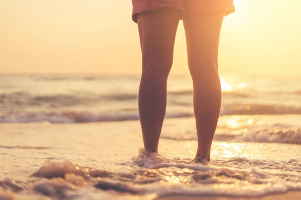 Close Frau Beine Fuß Auf Tropischen Sonnenuntergang Strand Mit Glatten — Stockfoto