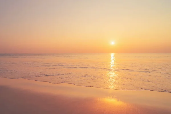 Tropische Strand Met Gladde Golf Zonsondergang Hemel Abstracte Achtergrond Kopieer — Stockfoto