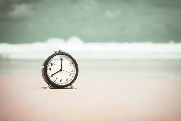 Morgens Sechs Uhr Sandstrand Morgensonnenlicht Mit Glattem Wellenhintergrund Zeit Und — Stockfoto