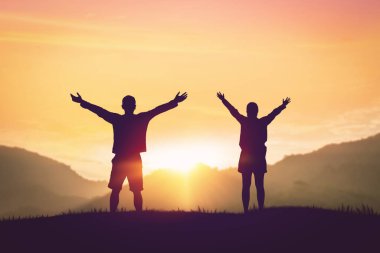 Doğanın soyut arka planında günbatımı gökyüzünde yükselen bir çift. Özgürlük iyi hissettirir ve seyahat macerası konsepti. Klasik ton filtre efekti renk biçimi.