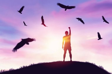 İnsanoğlu dağın tepesinde ve günbatımı gökyüzünde kartal kuşları soyut arka planda uçar. Uzay özgürlük macerası ve iş zaferi konseptini kopyalayın. Klasik ton filtre efekti renk biçimi.