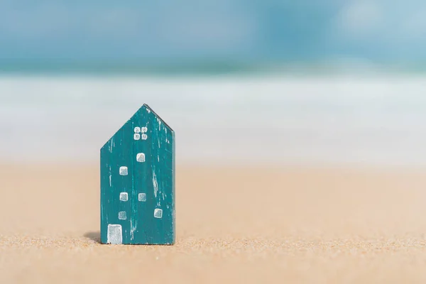 Modelo Pequeno Casa Pôr Sol Praia Areia Textura Fundo Espaço — Fotografia de Stock