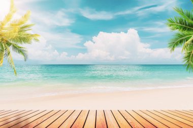 Bokeh güneş ışığı dalgası ve fotokopi alanı üzerinde palmiye ağacı olan bulanık tropik plaj. Eski ahşap masa soyut arka plan. Doğada ürün sunumu. Klasik ton filtre efekti renk biçimi.