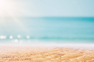 Mavi gökyüzünde Bokeh güneş ışığı dalgası ve soyut beyaz bulut arkaplanı ile uzay bulanık tropikal plajını kopyala. Yaz tatili ve tatil macerası konsepti. Klasik ton filtre efekti rengi.