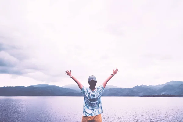 Szczęśliwa Kobieta Podnieść Rękę Jeziorze Górskie Abstrakcyjne Tło Podróże Wakacje — Zdjęcie stockowe