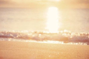 Yumuşak dalgalı tropik plaj ve soyut gökyüzü. Yaz tatili ve seyahat macerası konseptini kopyala. Klasik ton filtre efekti renk biçimi.