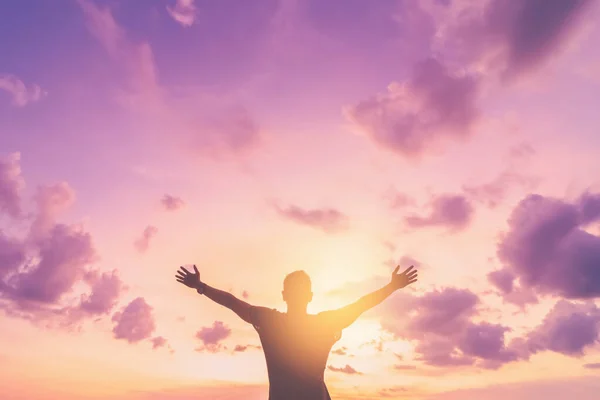 Copiar Espacio Del Hombre Levantan Mano Cielo Puesta Del Sol — Foto de Stock