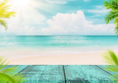 Bokeh güneş ışığı dalgası ve fotokopi alanı üzerinde palmiye ağacı olan bulanık tropik plaj. Eski ahşap masa soyut arka plan. Doğada ürün sunumu. Klasik ton filtre efekti renk biçimi.