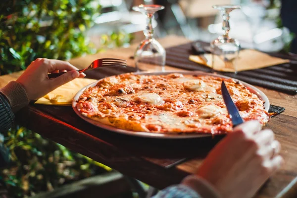peynirli pizza domates. Strazburg oteli