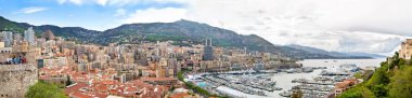 monaco'nın panoramik manzarasını bulutlu yaz gününde.