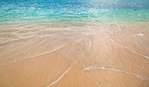 Azure sea waves with yellow sand beach — Stock Photo, Image
