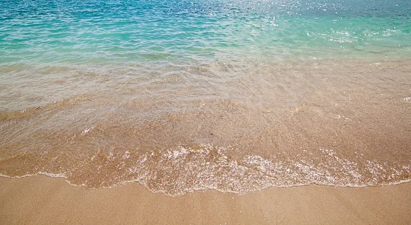 Azure sea waves with yellow sand beach — Stock Photo, Image