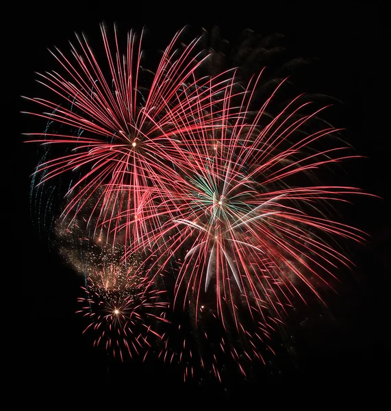 Fuegos artificiales de colores en el fondo del cielo negro — Foto de Stock