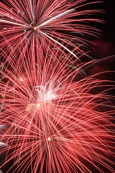 Fuegos artificiales de colores en el fondo del cielo negro — Foto de Stock