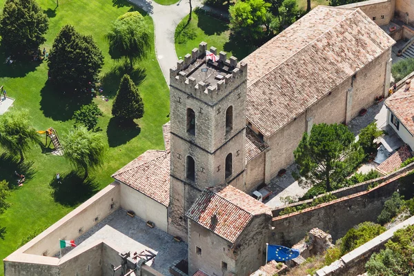Vista de una iglesia en la ciudad Entrevaux, Francia . — Foto de Stock
