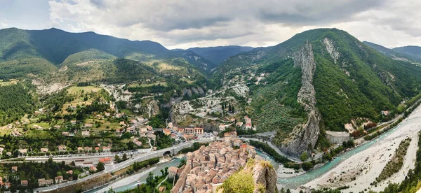 kasaba entrevaux üzerinde Fransa görüntüleyin. dağlar ve mavi nehir.