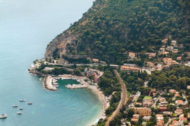 Fransa'da eze sur mer şehir üzerinde havadan görünümü. masmavi deniz.